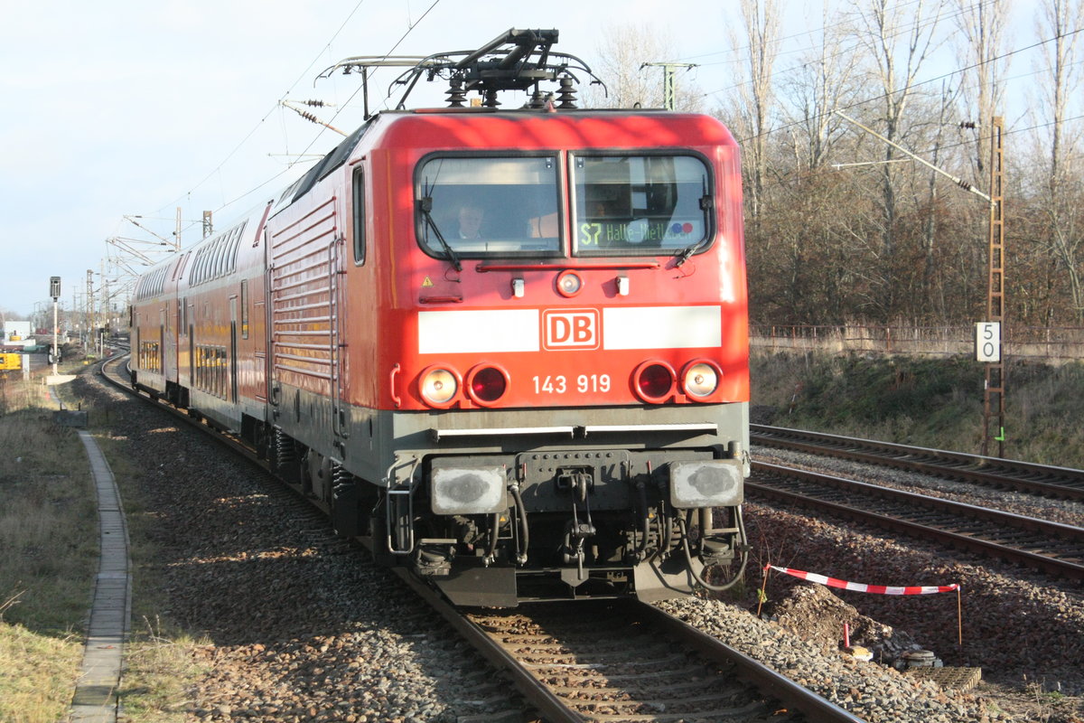 143 919 bei der Einfahrt in den Bahnhof Halle-Silberhhe a, 13.1.21