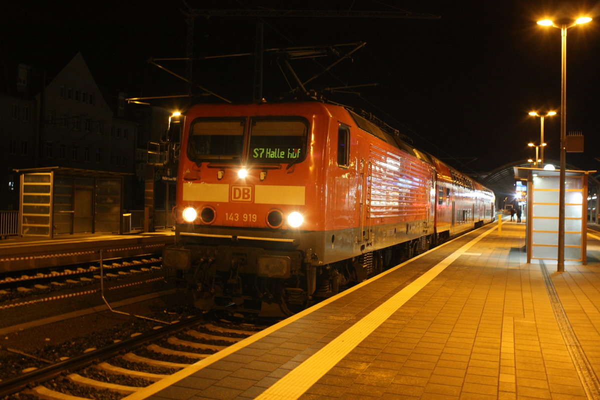 143 919 mit ziel Halle-Nietleben im Bahnhof Halle/Saale Hbf am 14.12.20