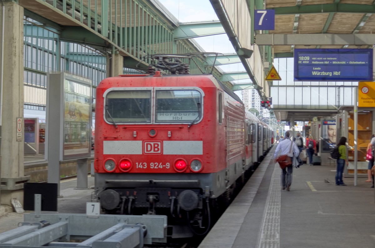 143-924 steht in Stuttgart Hbf mit einem RE nach W�rzburg Hbf bereit.
Aufgenommen im Juli 2014.