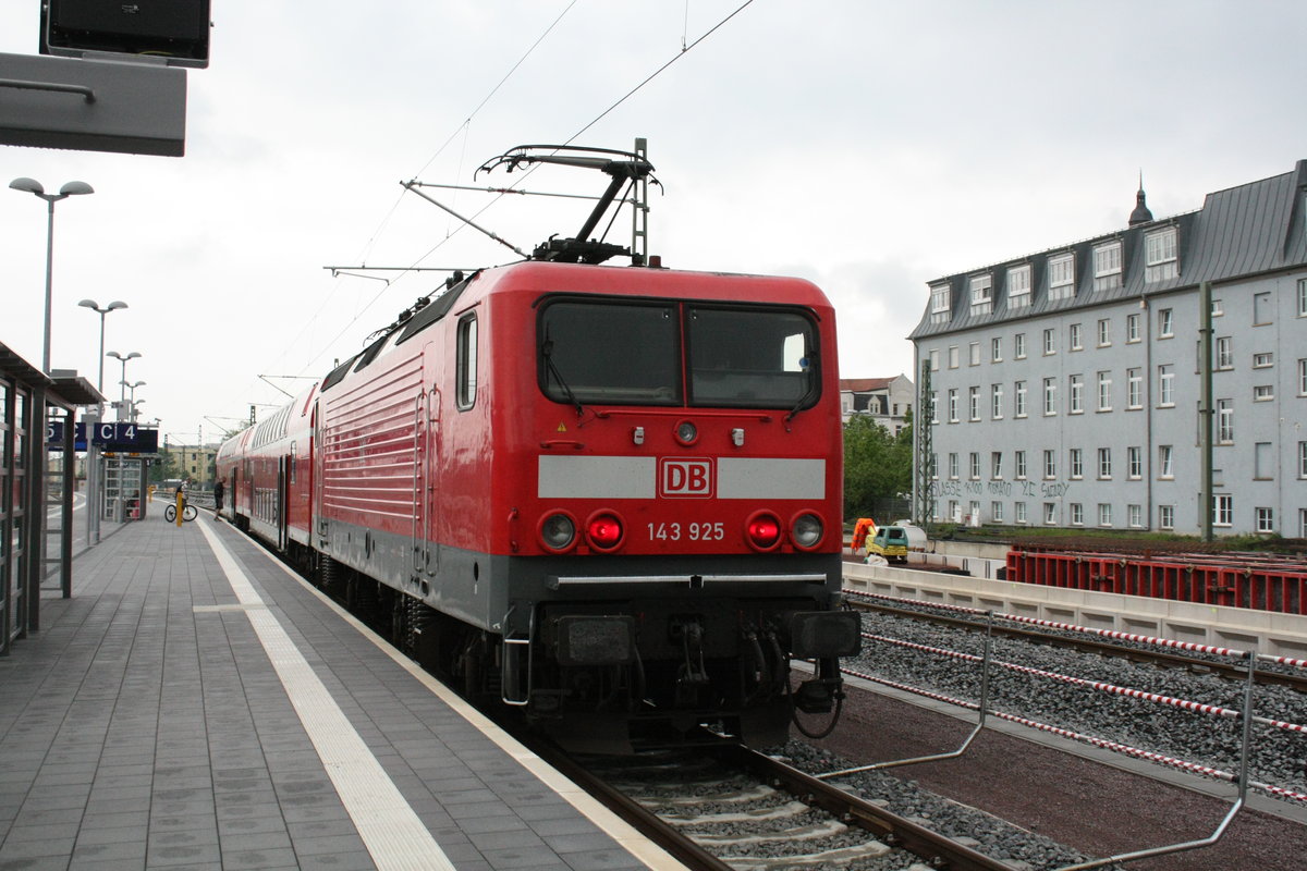 143 925 als S7 mit ziel Halle/Nietleben im Bahnhof Halle/Saale Hbf am 4.5.20