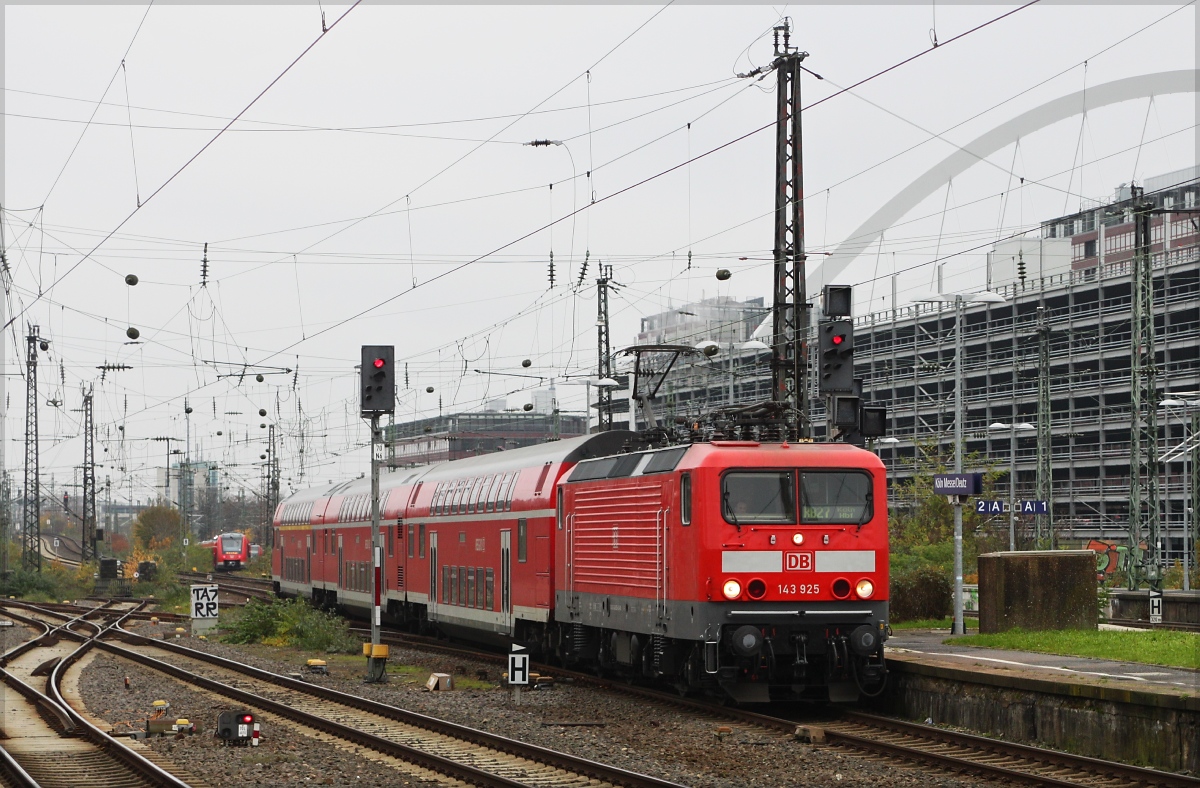 143 925 mit RB 27 nach Köln Hbf am 29.11.14 in Köln Deutz