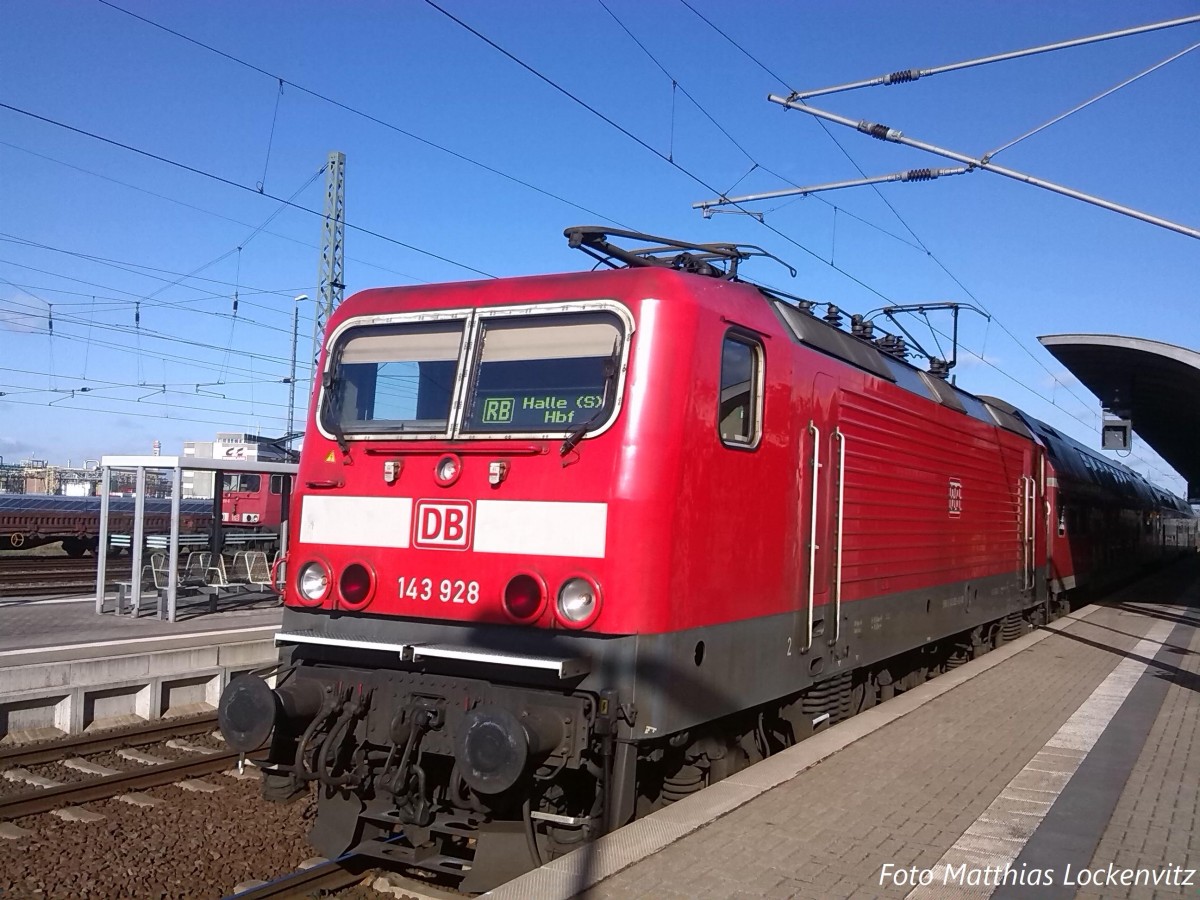 143 928 als RB mit Ziel Halle Saale Hbf im Bahnhof Bitterfeld am 14.2.14 