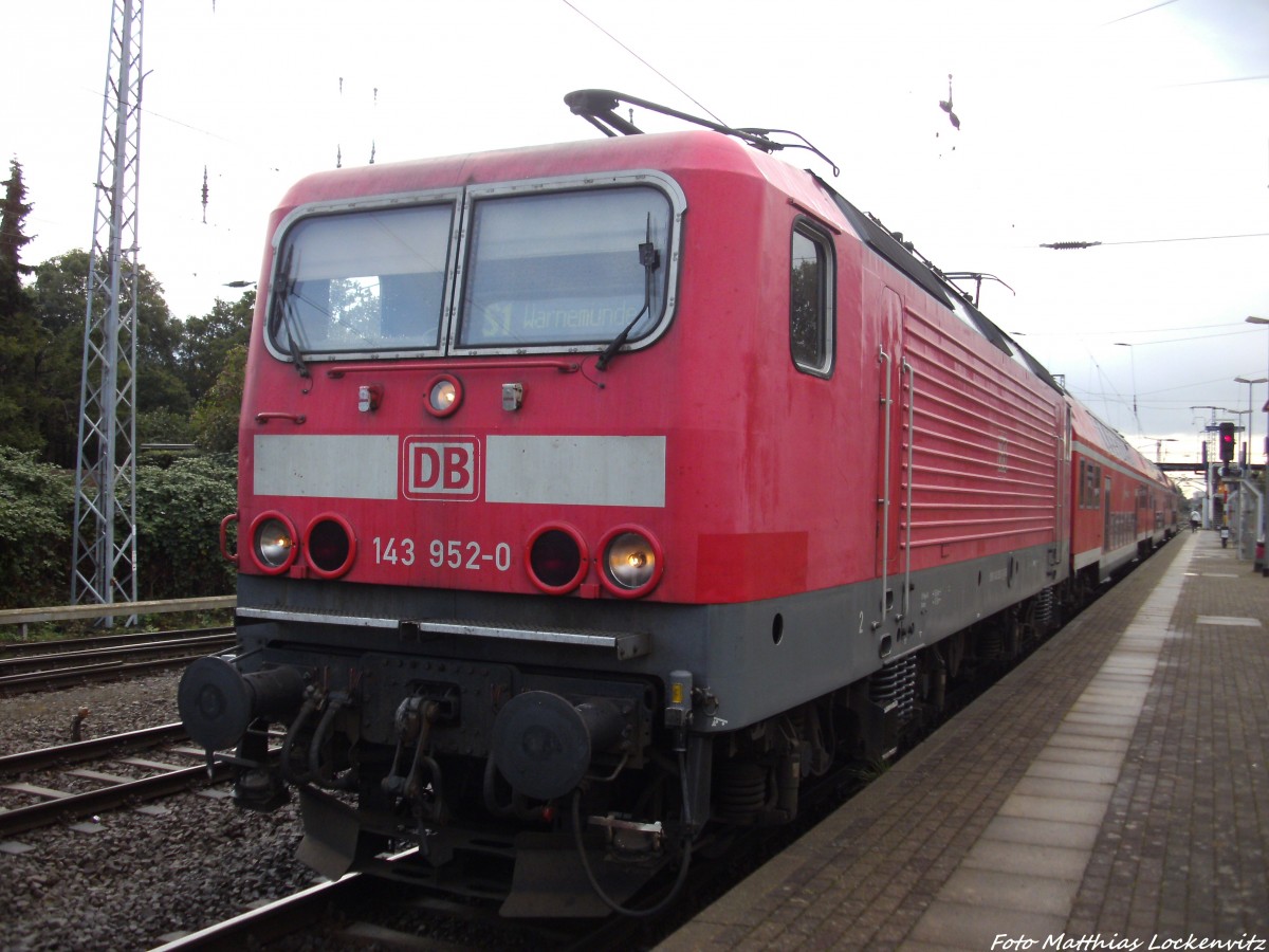 143 952-0 als S1 mit ziel Warnem�nde im Bahnhof Rostock Bramow am 27.9.13 