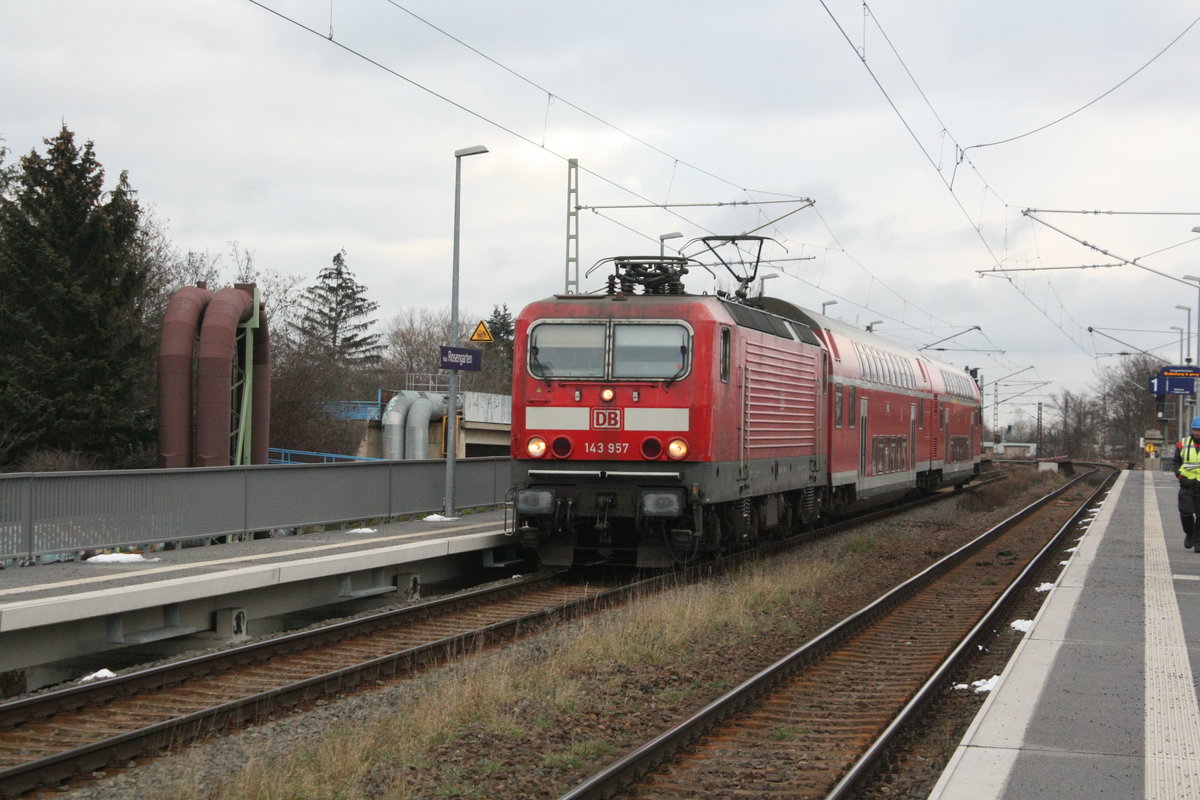 143 957 im Bahnhof Halle-Rosemgarten am 13.1.21