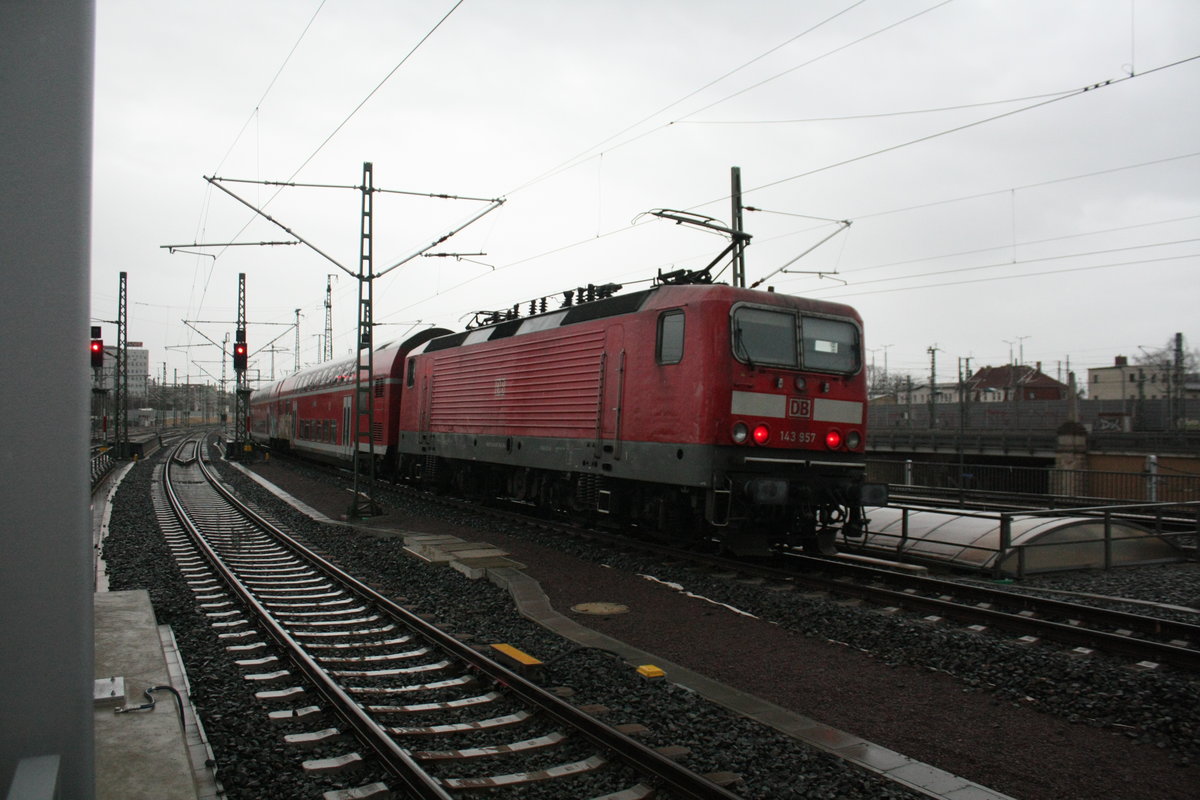 143 957 verlsst als S9 den Bahnhof Halle/Saale Hbf in Richtung Eilenburg am 21.1.21