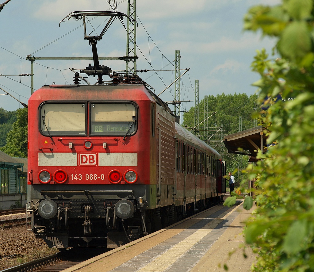 143 966-0 als Schublok einer RB nach Flensburg. Schleswig 30.05.2011