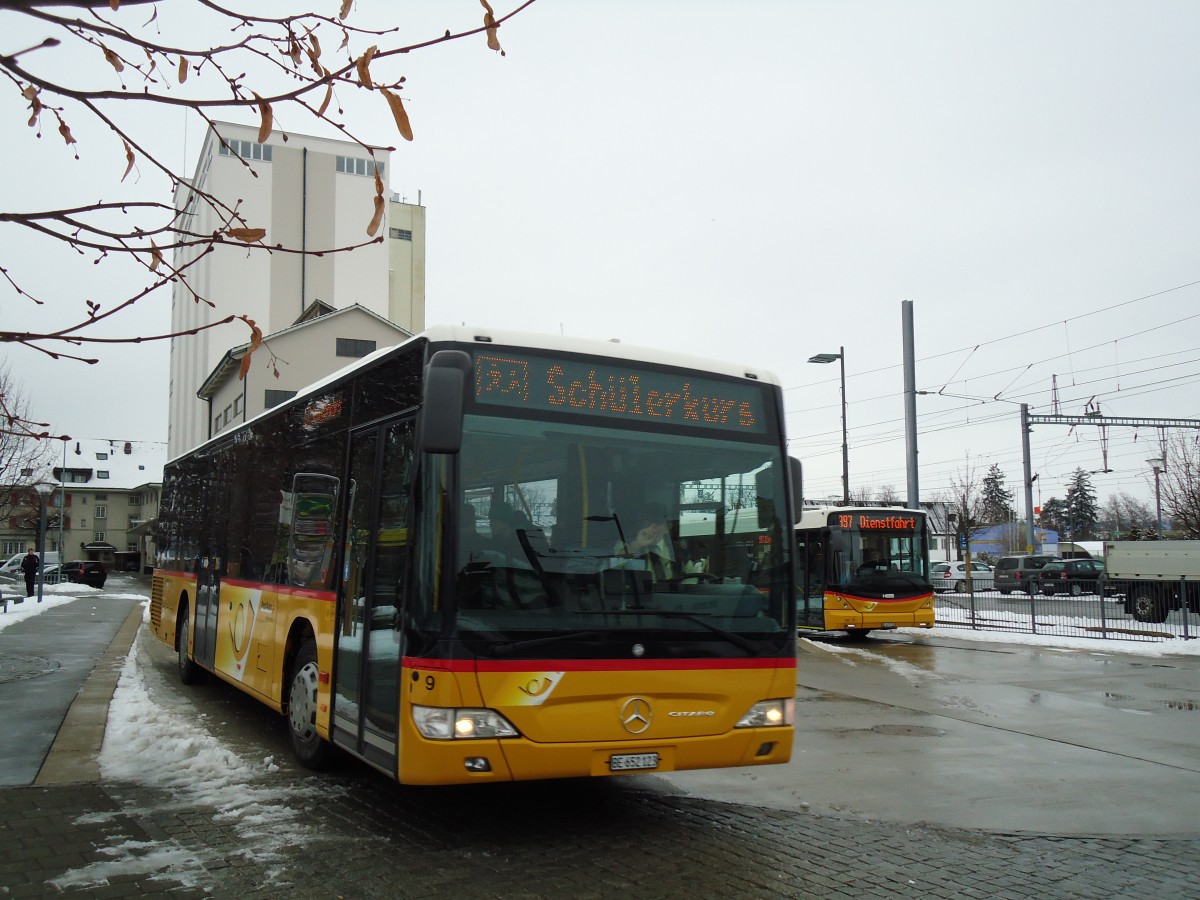 (143'106) - Klopfstein, Laupen - Nr. 9/BE 652'123 - Mercedes am 21. Januar 2013 beim Bahnhof Ddingen