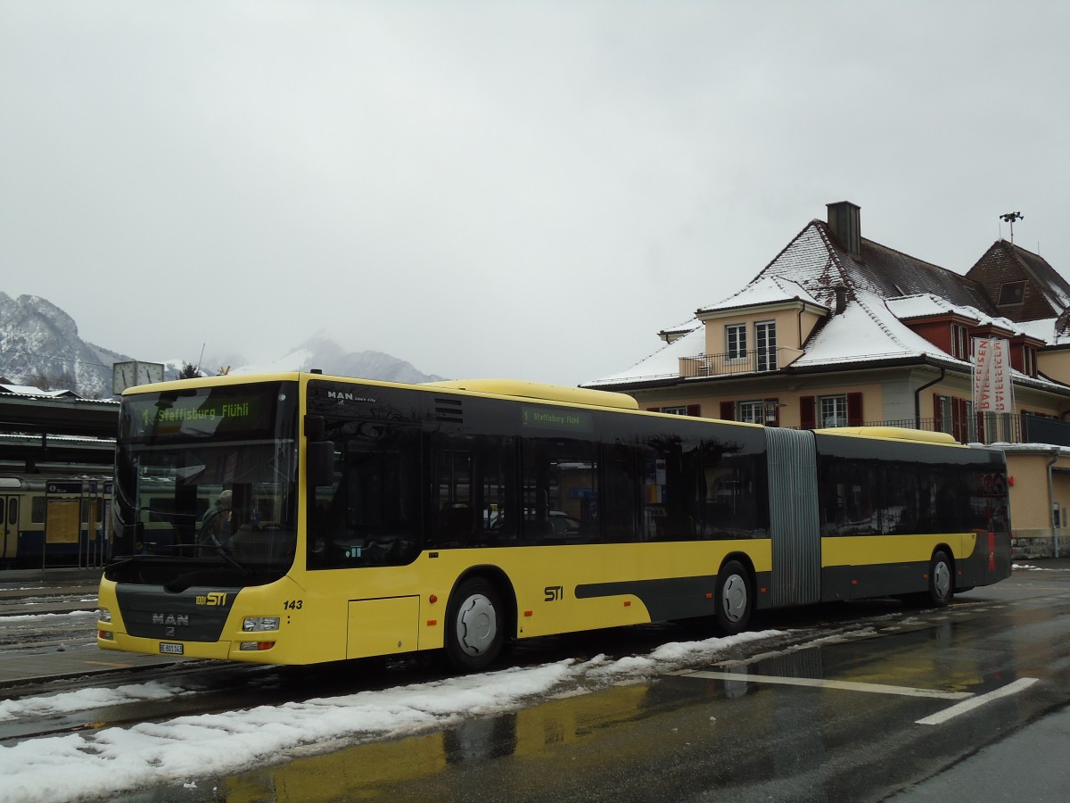 (143'169) - STI Thun - Nr. 143/BE 801'143 - MAN am 4. Februar 2013 beim Bahnhof Spiez