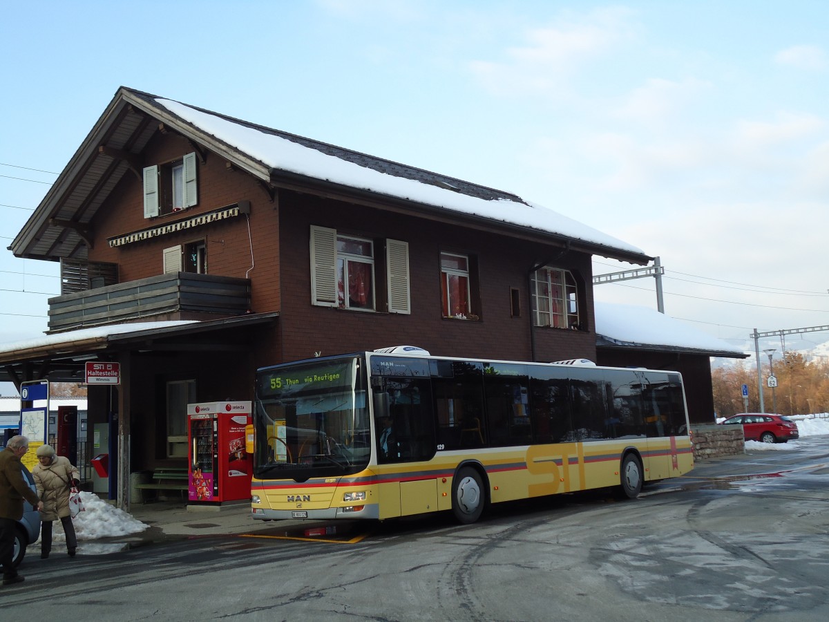 (143'212) - STI Thun - Nr. 129/BE 800'129 - MAN am 17. Februar 2013 beim Bahnhof Wimmis