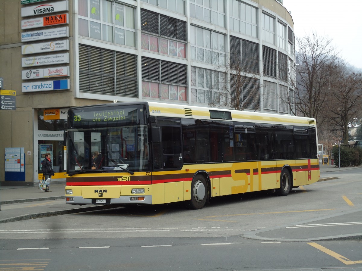 (143'426) - STI Thun - Nr. 77/BE 274'177 - MAN am 22. Februar 2013 beim Bahnhof Thun