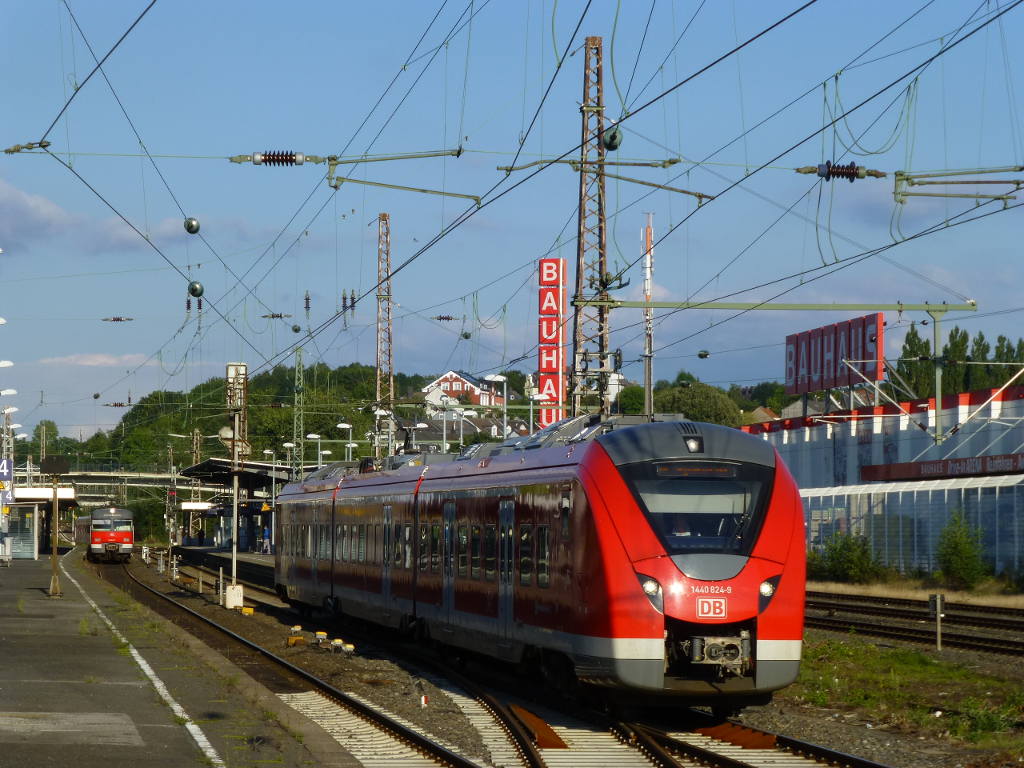 1440 024 hat gerade in Oberbarmen gehalten und fährt nun weiter nach Westen. Im Hintergrund sieht man noch 420 422 und 418 am Bahnsteig stehen, 9.10.15