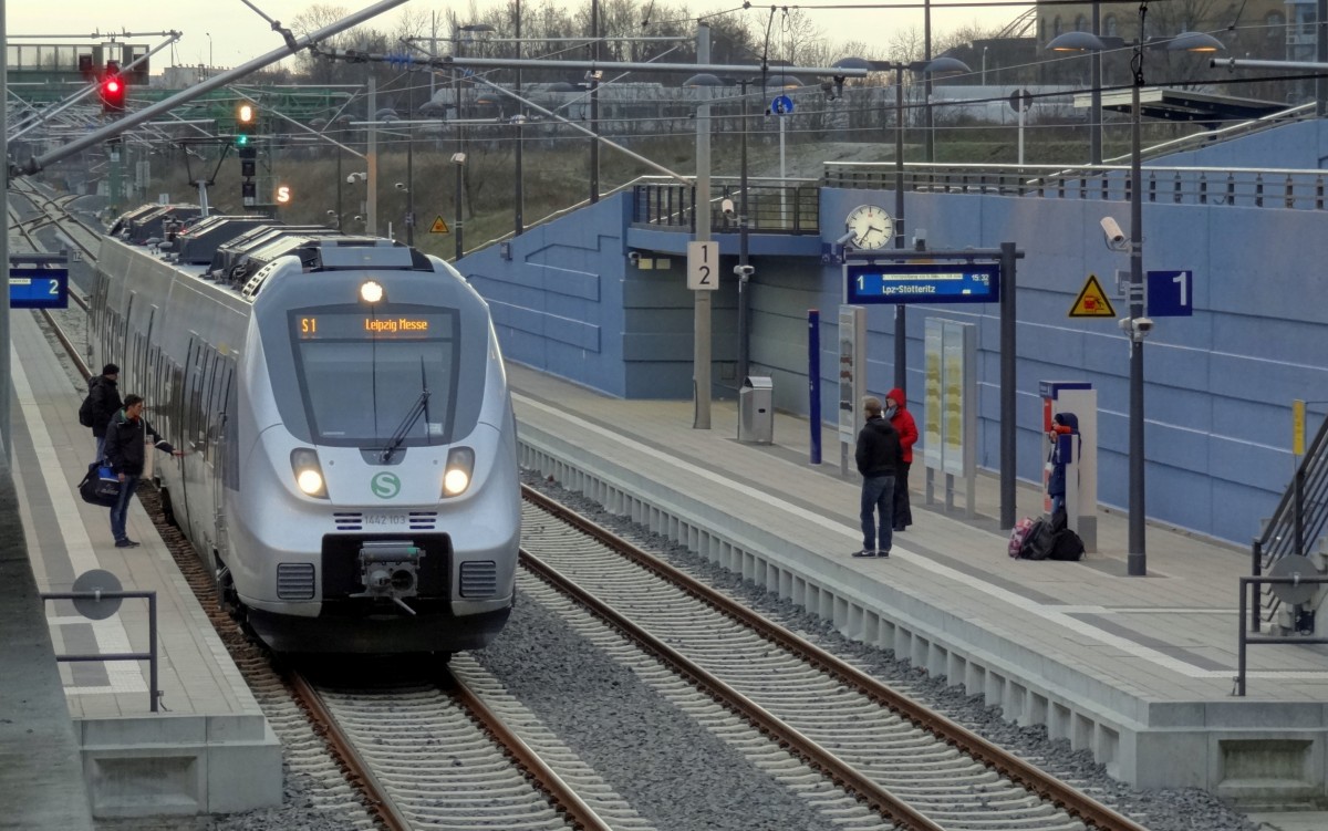 1442-103 als S1 nach Leipzig-Messe hält an der Station Leipzig-MDR.
Aufgenommen im Dezember 2013.