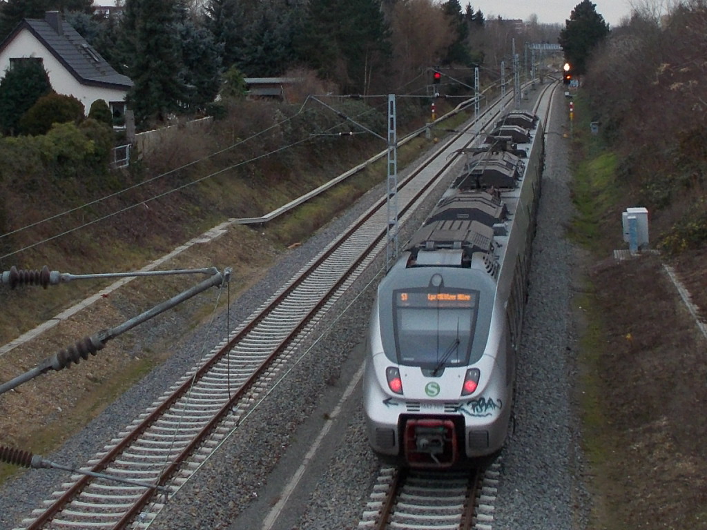 1442 705,am 21.Dezember 2014,nach der Ausfahrt aus der Leipziger Station Karlsruher Stra�e erreichte in k�rze das schon sichtbare Einfahrsignal von der Endstation Miltitzer Allee.