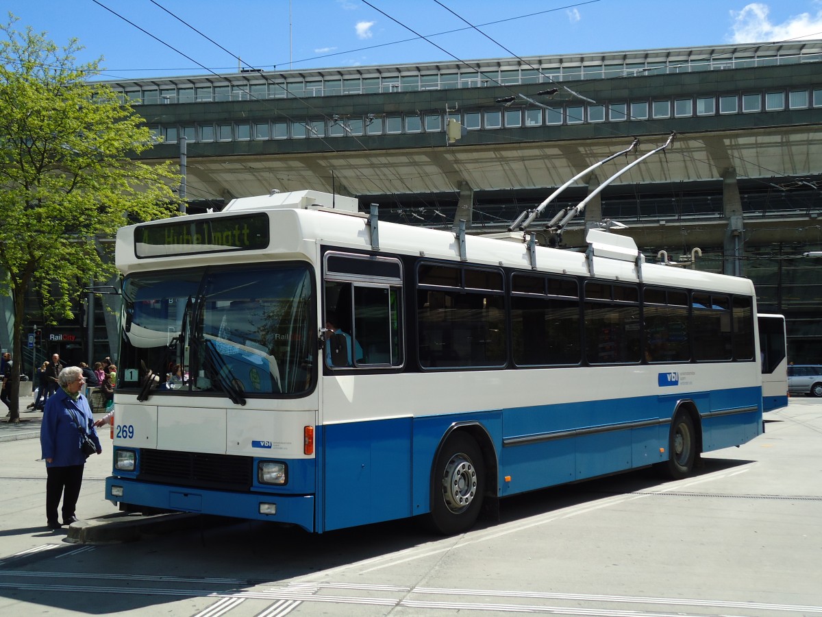 (144'361) - VBL Luzern - Nr. 269 - NAW/R&J-Hess Trolleybus am 19. Mai 2013 beim Bahnhof Luzern