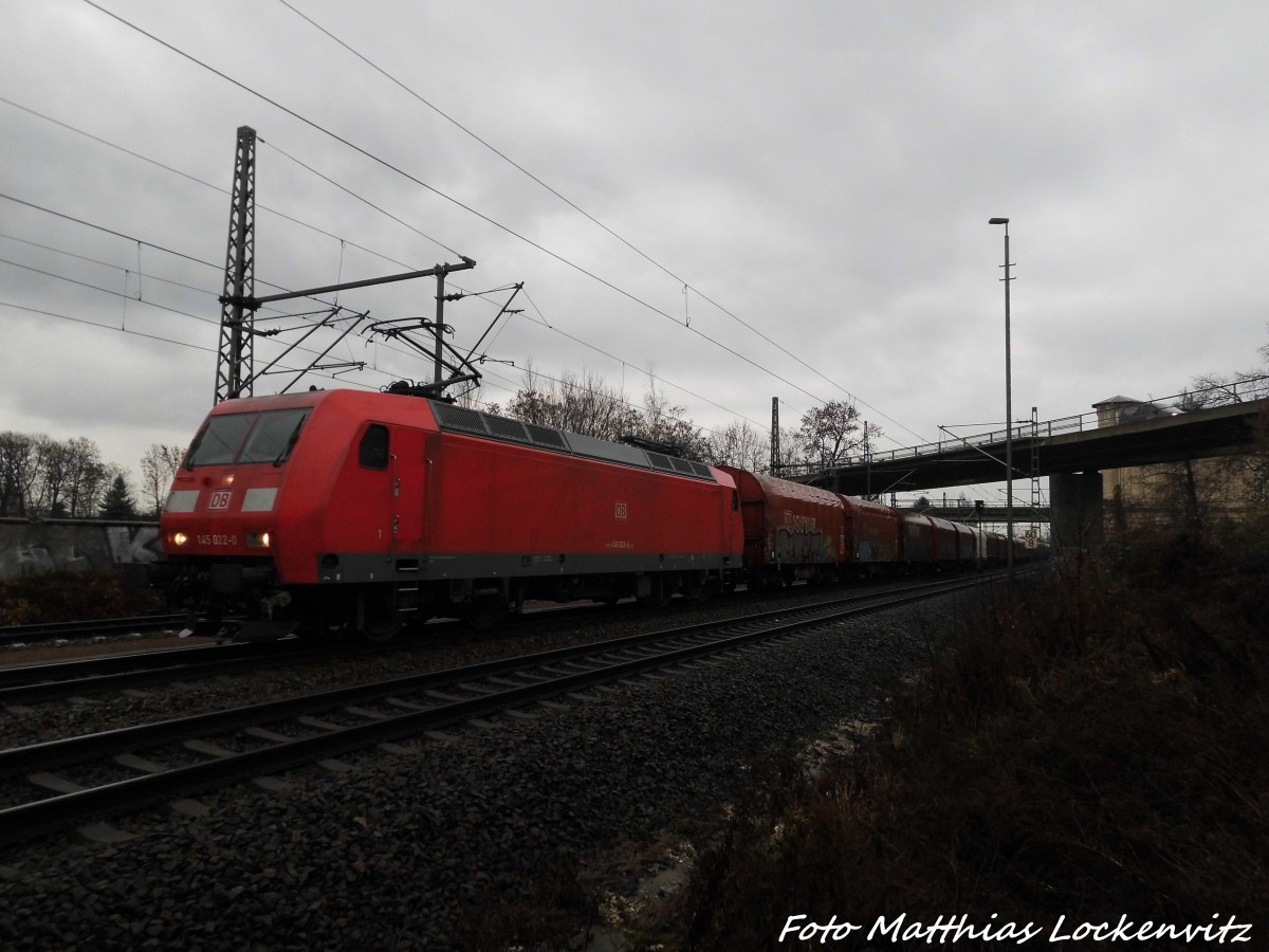 145 022 mit enem Gterzug kurz vor dem Bahnhof Delitzsch unt Bf am 18.12.15