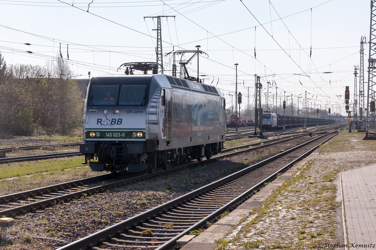 145 023-6  120 Jahre Rasender Roland  PRESS (145 083-2) hatte einen vollen Holzzug nach Borstel gebracht und fuhr dann solo nach Stendal zurück. 15.04.2015