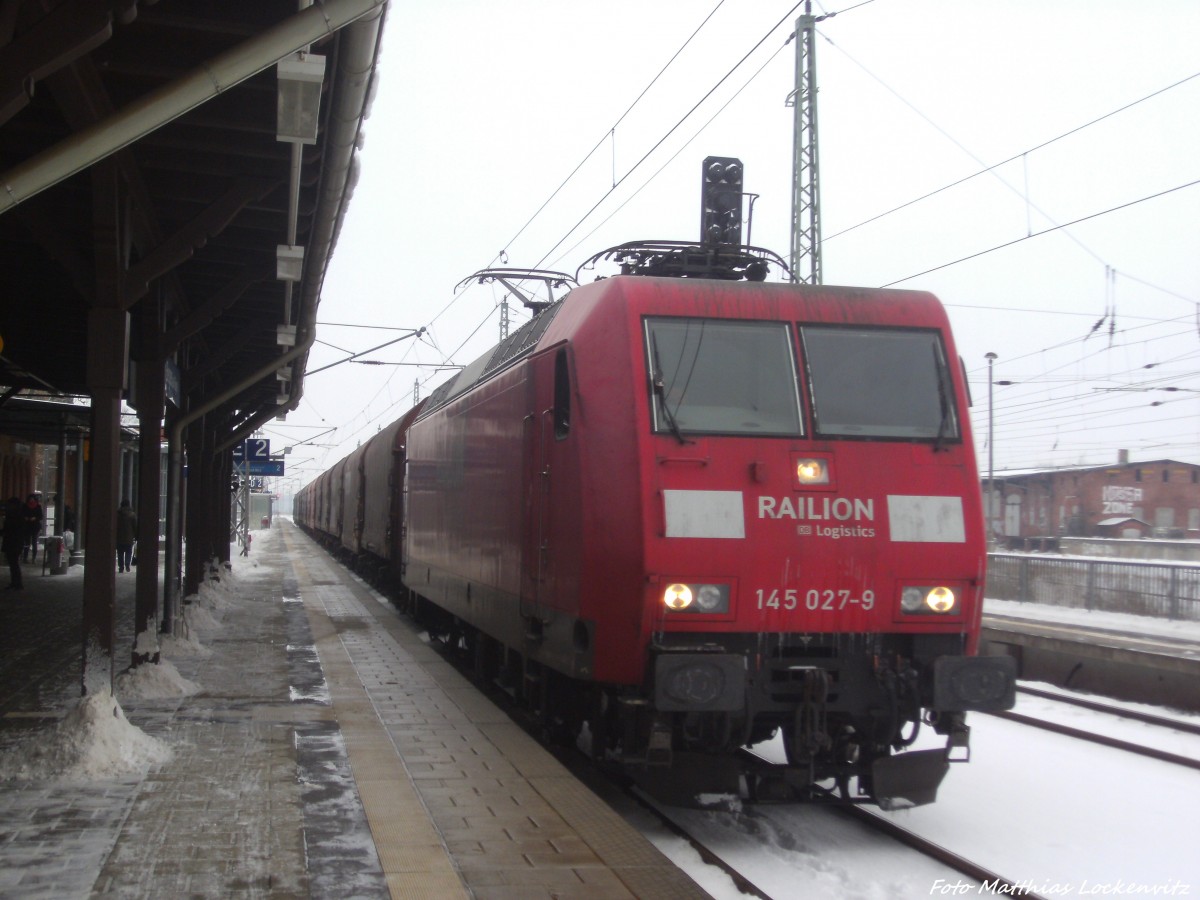 145 027-9 beim Zwischenstopp im Bahnhof Bergen auf R�gen am 28.1.14