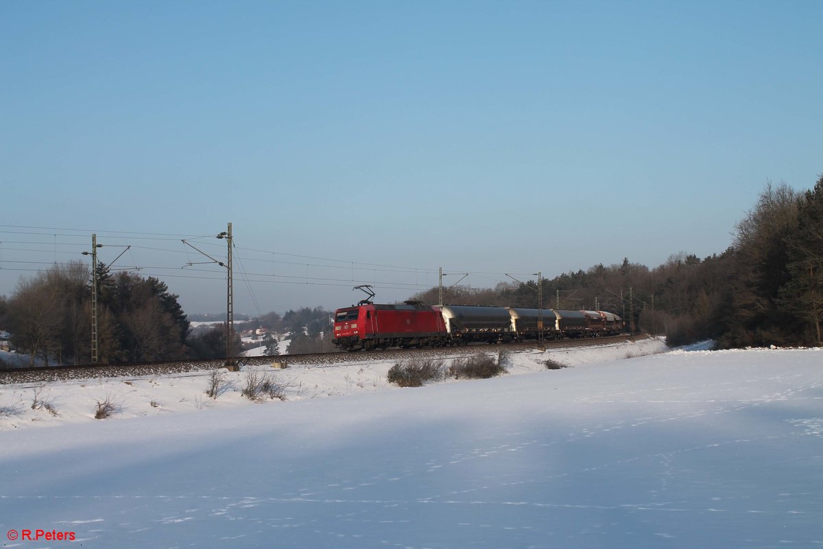 145 033-7 zieht ein gemischten Güterzug bei Edlhausen. 21.01.17