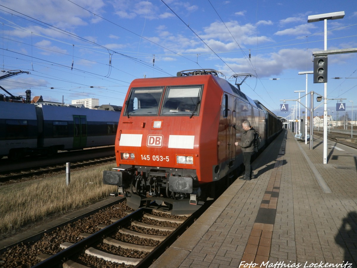 145 043-5 mit einem Gterzug im Bahnhof Halle (Saale) Hbf am 13.1.15