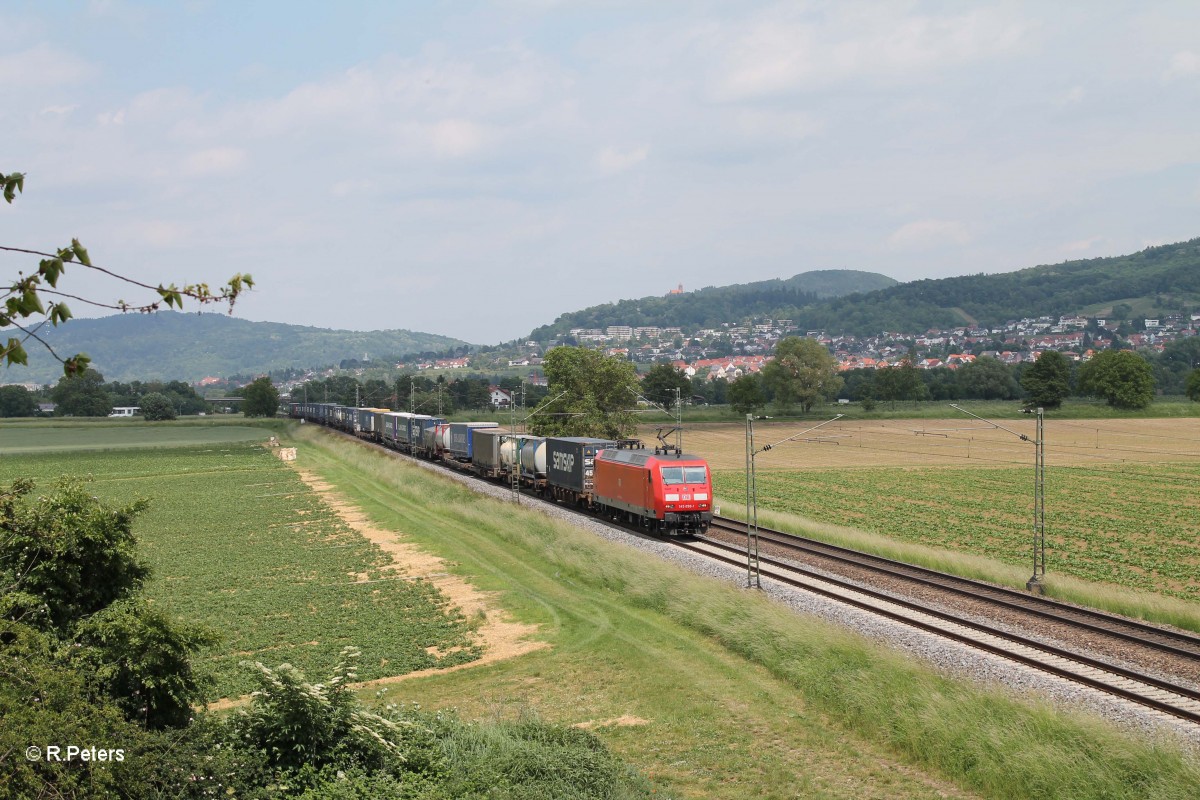 145 050-1 zieht bei Großsachsen-Heddesheim einen Container/Wechselpritschenzug in Richtung Süden. 28.05.15