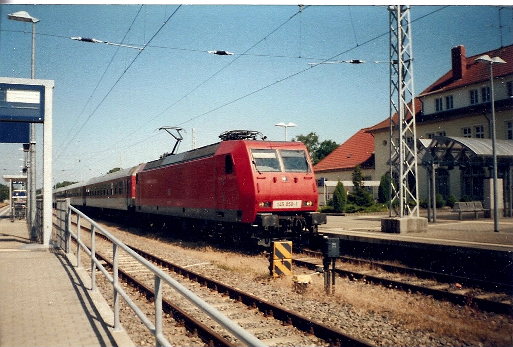 145 050 als Zuglok vor dem Nachtzug aus München bei der Ankunft in Binz.