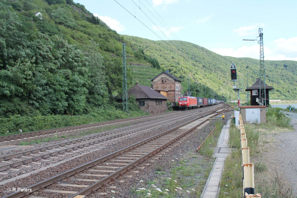 145 068-3 mit einem Containerzug in Kaub. 15.07.14