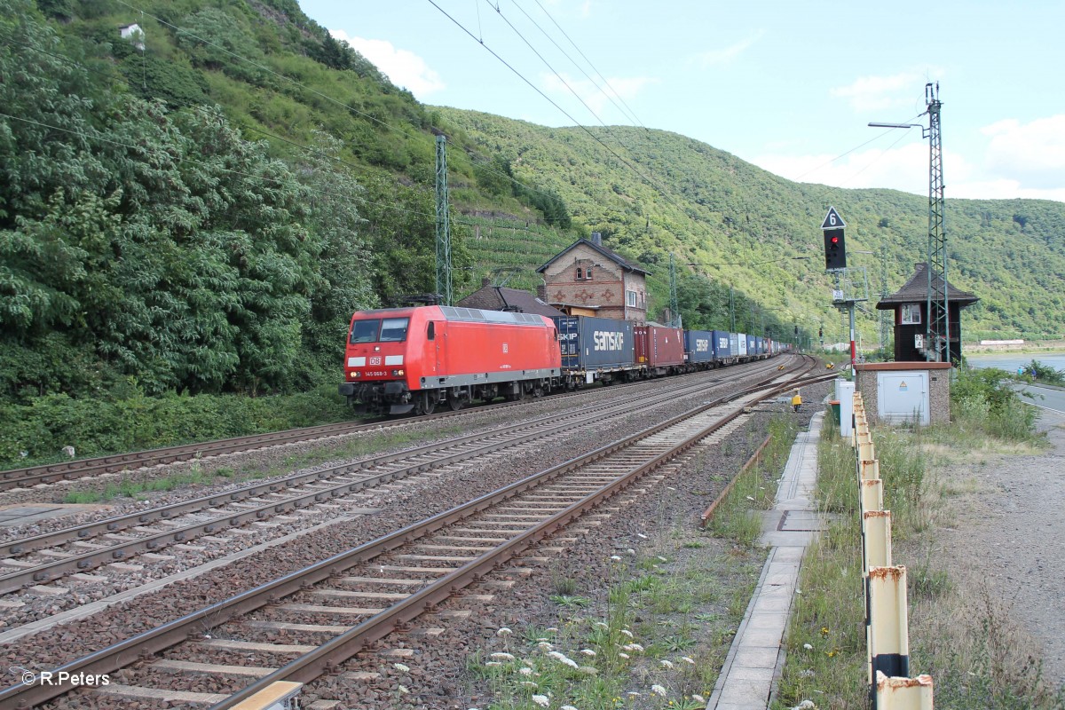 145 068-3 mit einem Containerzug in Kaub. 15.07.14