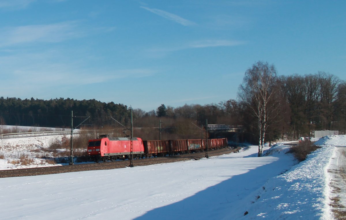 145 077 zieht ein offenen Güterzug aus Eanos bei Sinsgrün. 19.01.17