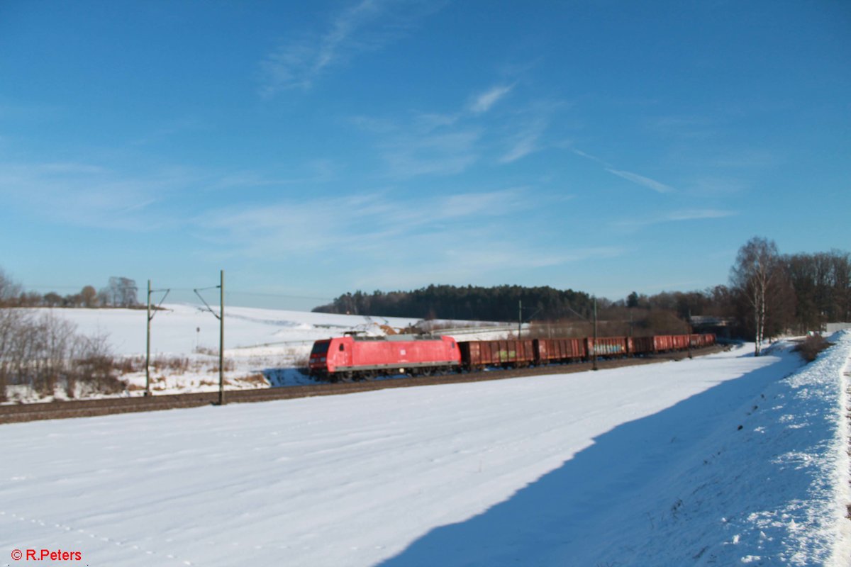 145 077 zieht ein offenen Güterzug aus Eanos bei Sinsgrün. 19.01.17