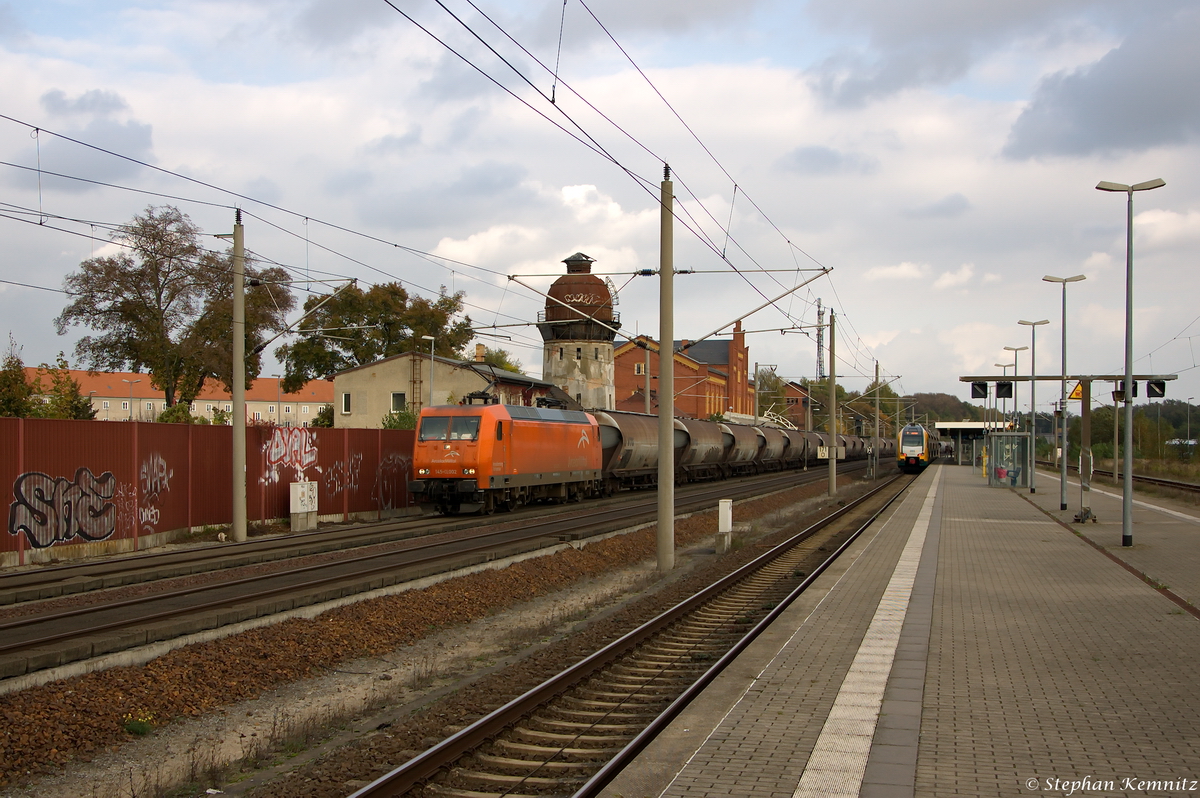 145-CL 002 (145 082-4) ArcelorMittal Eisenhüttenstadt Transport GmbH mit dem Arcelor-Staubzug, bei der Durchfahrt in Rathenow und fuhr weiter in Richtung Stendal. 17.10.2014