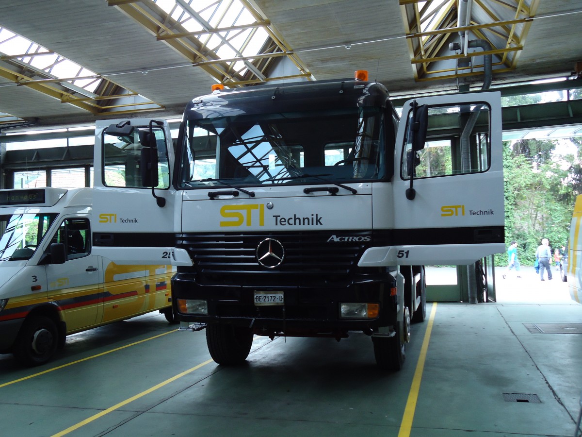 (145'043) - STI Thun - Nr. 251/BE 2172 U - Mercedes am 15. Juni 2013 in Thun, Garage