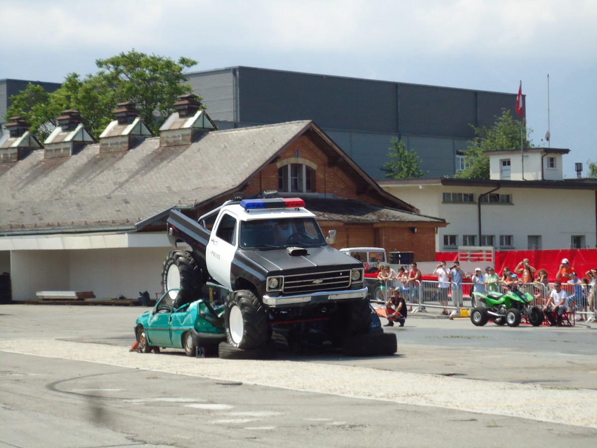 (145'643) - Chevrolet von Hell Driver �berquert zwei Peugeots am 7. Juli 2013 in Thun, Expo