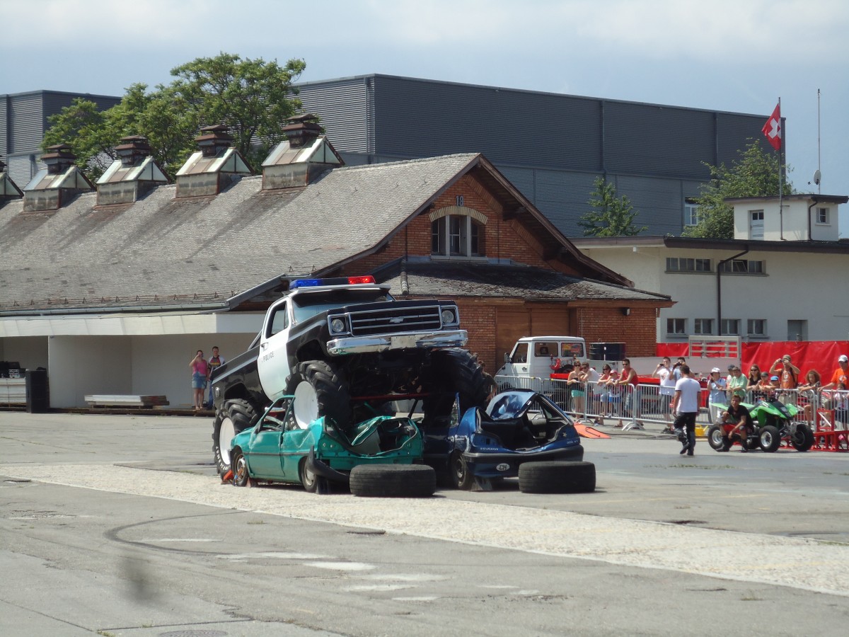 (145'644) - Chevrolet von Hell Driver �berquert zwei Peugeots am 7. Juli 2013 in Thun, Expo
