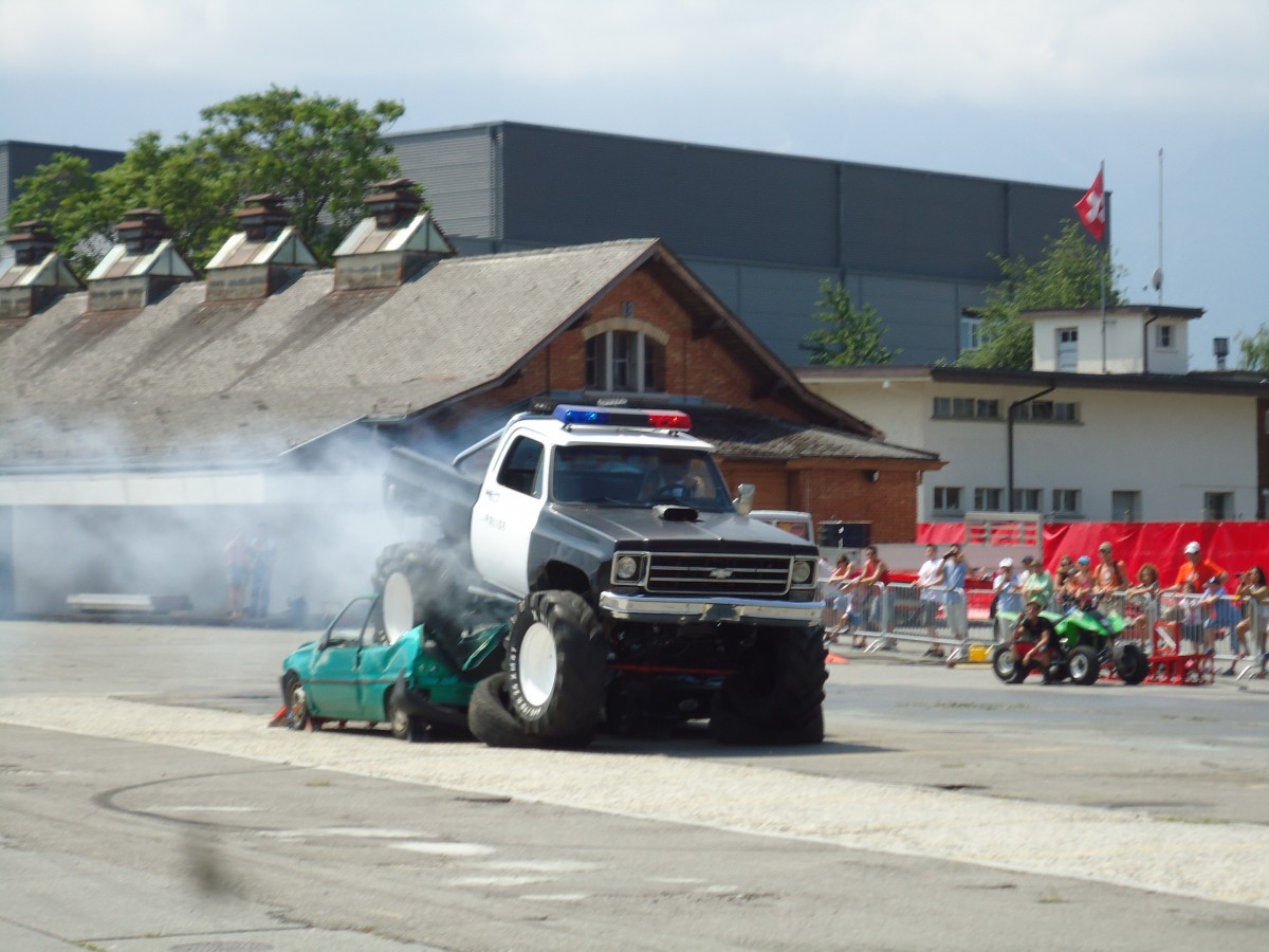 (145'645) - Chevrolet von Hell Driver �berquert zwei Peugeots am 7. Juli 2013 in Thun, Expo