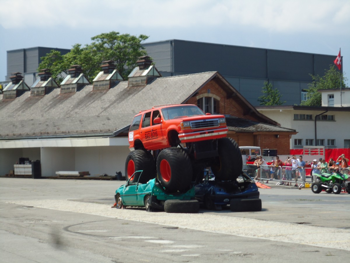 (145'650) - Ford von Hell Driver �berquert zwei Peugeots am 7. Juli 2013 in Thun, Expo
