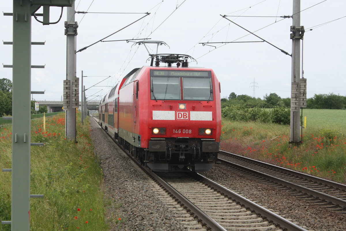 146 008 mit dem RE30 mit Ziel Magdeburg Hbf bei der Einfahrt in den Bahnhof Zberitz am 13.6.21