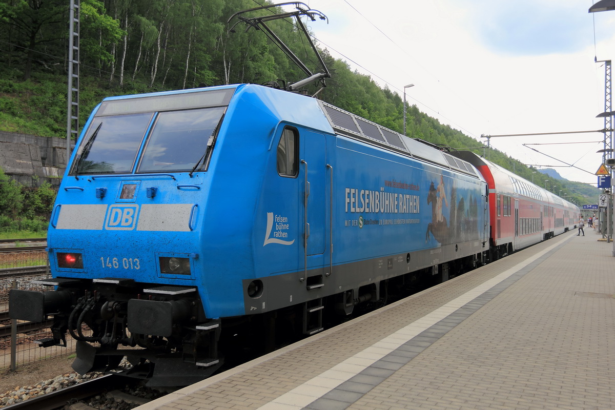 146 013 als Schublok der RE 50 nach Leipzig im Bahnhof von Bad Schandau am 21. Mai 2016.

 
