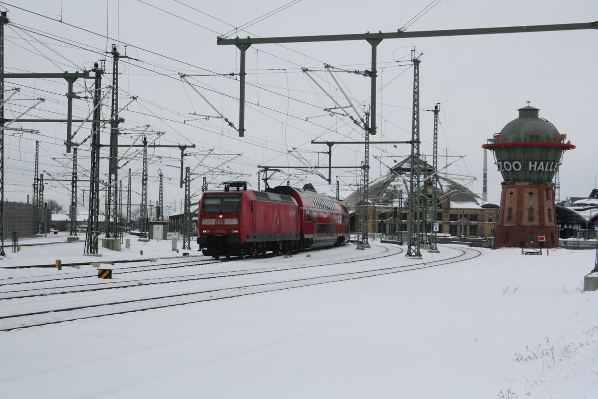 146 016 verlsst mit dem RE30 mit ziel Magdeburg Hbf den Bahnhof Halle/Saale Hbf am 15.2.21