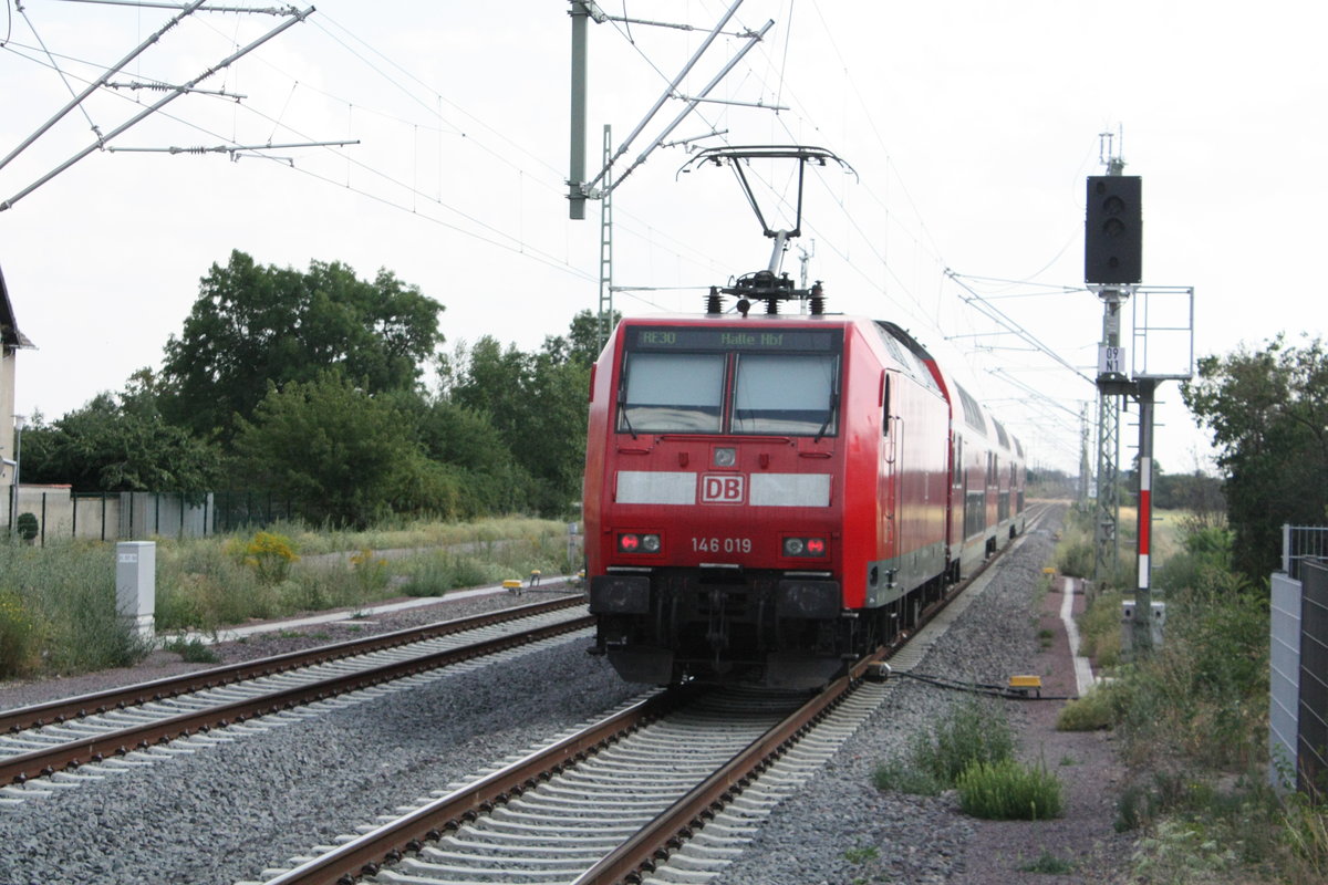 146 019 mit dem RE30 mit ziel Halle/Saale Hbf verlsst Stumsdorf am 11.8.20