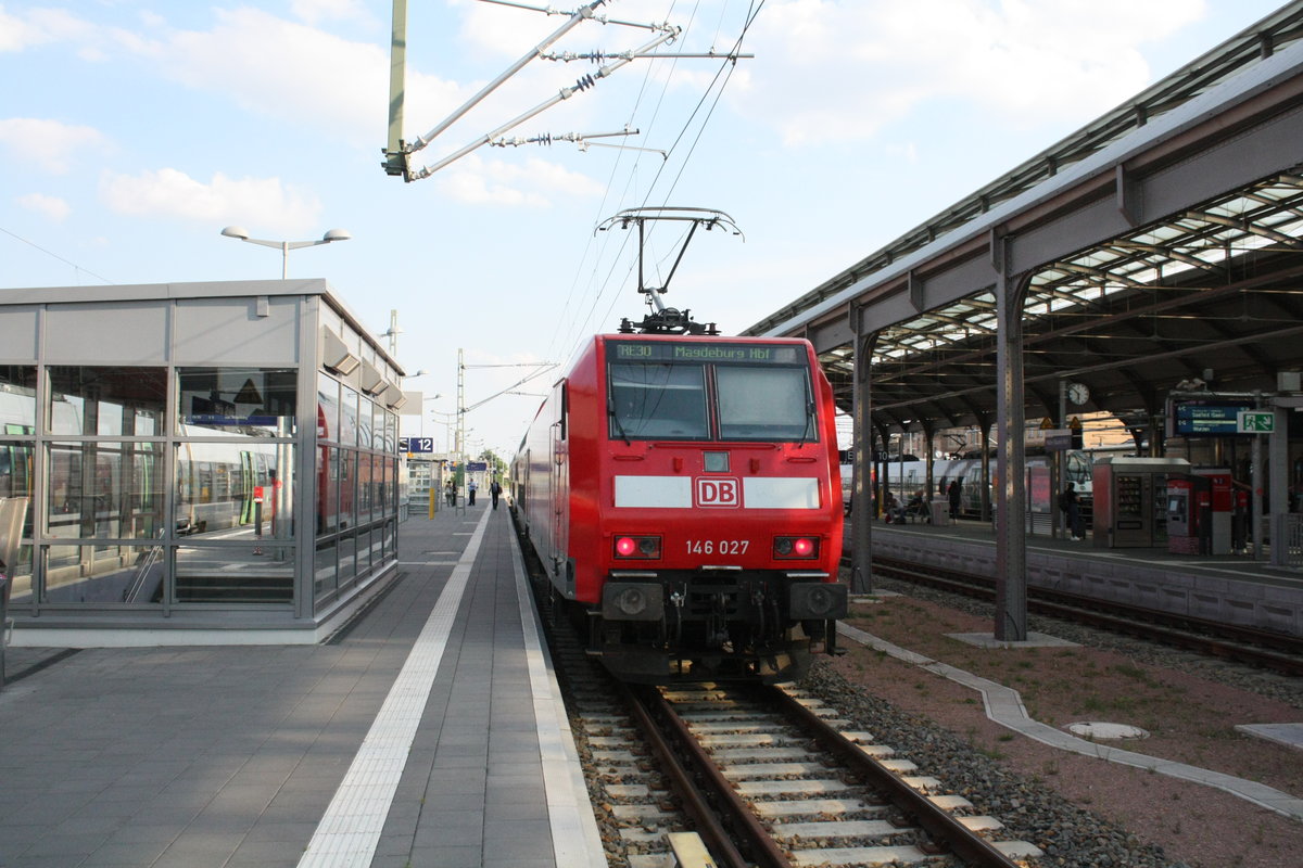 146 027 mit dem RE30 mit ziel Magdeburg Hbf im Bahnhof Halle/Saale Hbf am 11.8.20