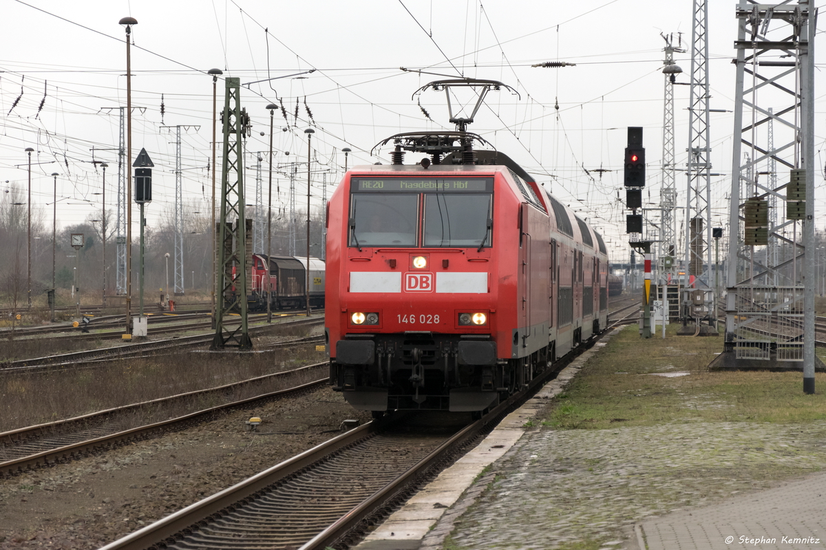 146 028 mit dem RE20 (RE 17663) von Uelzen nach Magdeburg Hbf, bei der Einfahrt in Stendal. 17.12.2015