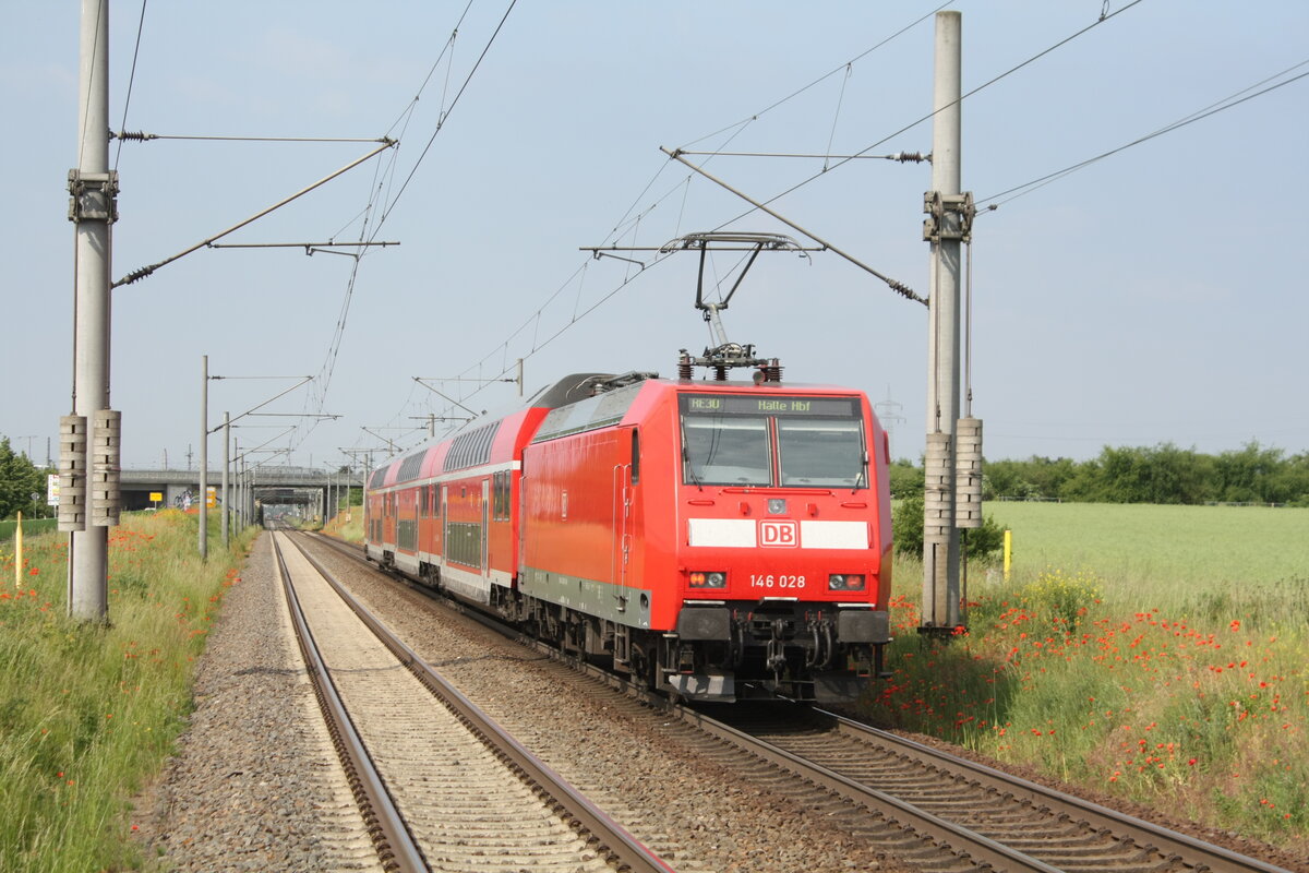 146 028 verlsst mit dem RE30 mit ziel Halle/Saale Hbf den Bahnhof Zberitz am 9.6.21