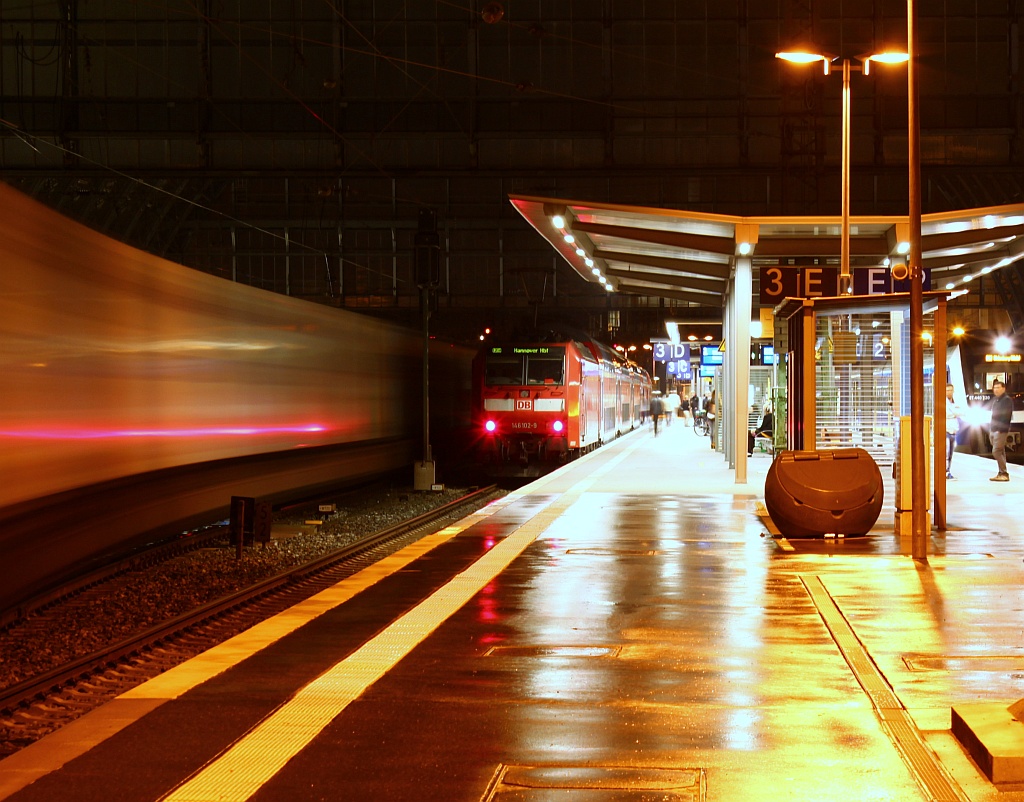 146 102-9 mit einem RE nach Hannover Hbf steht am Abend des 28.09.2012 im Bremer Hauptbahnhof(üaV)