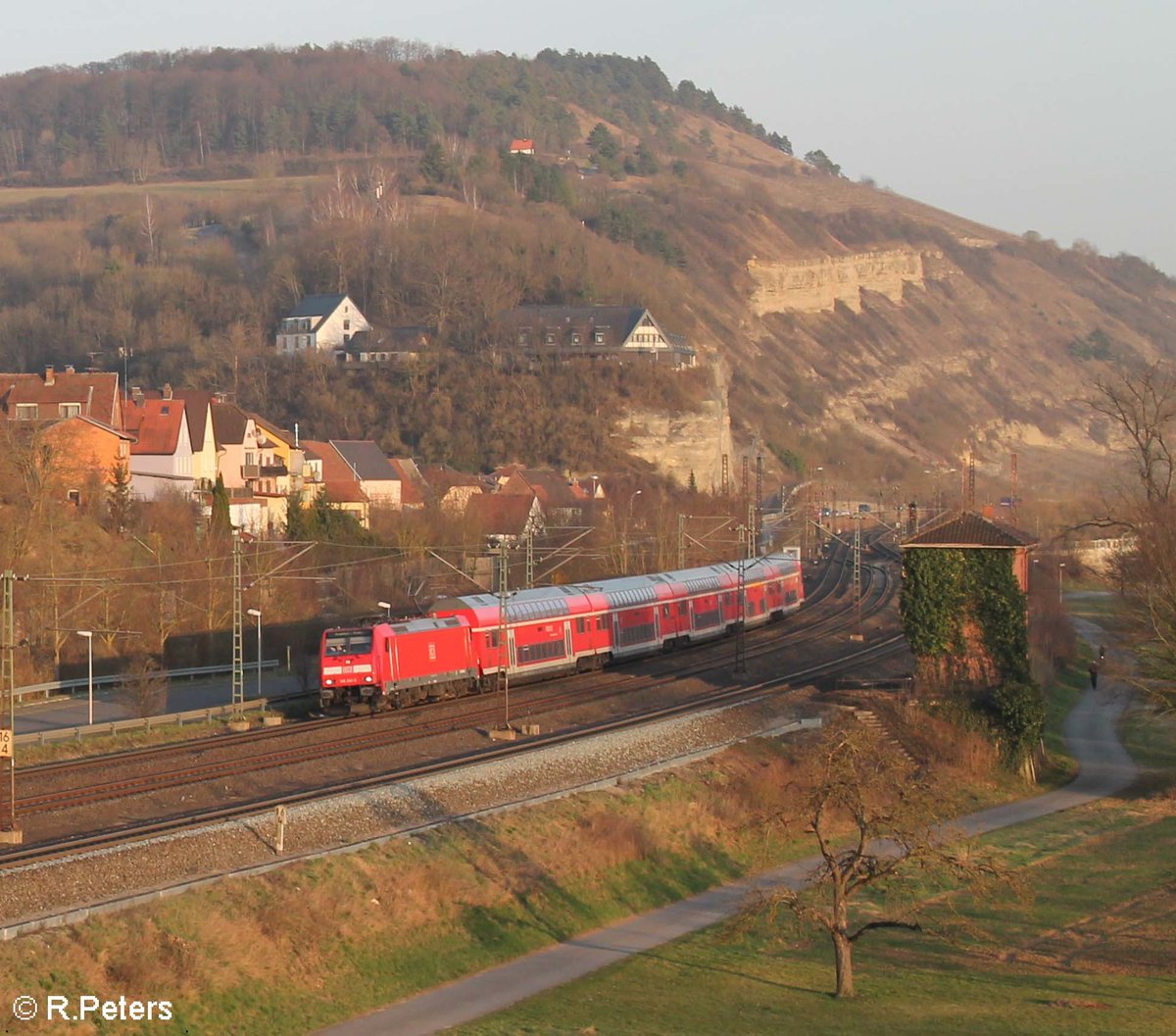 146 241-5 erreicht Retzbach-Zellingen mit dem RE 54 4622 Bamberg - Frankfurt/Station 16.03.17