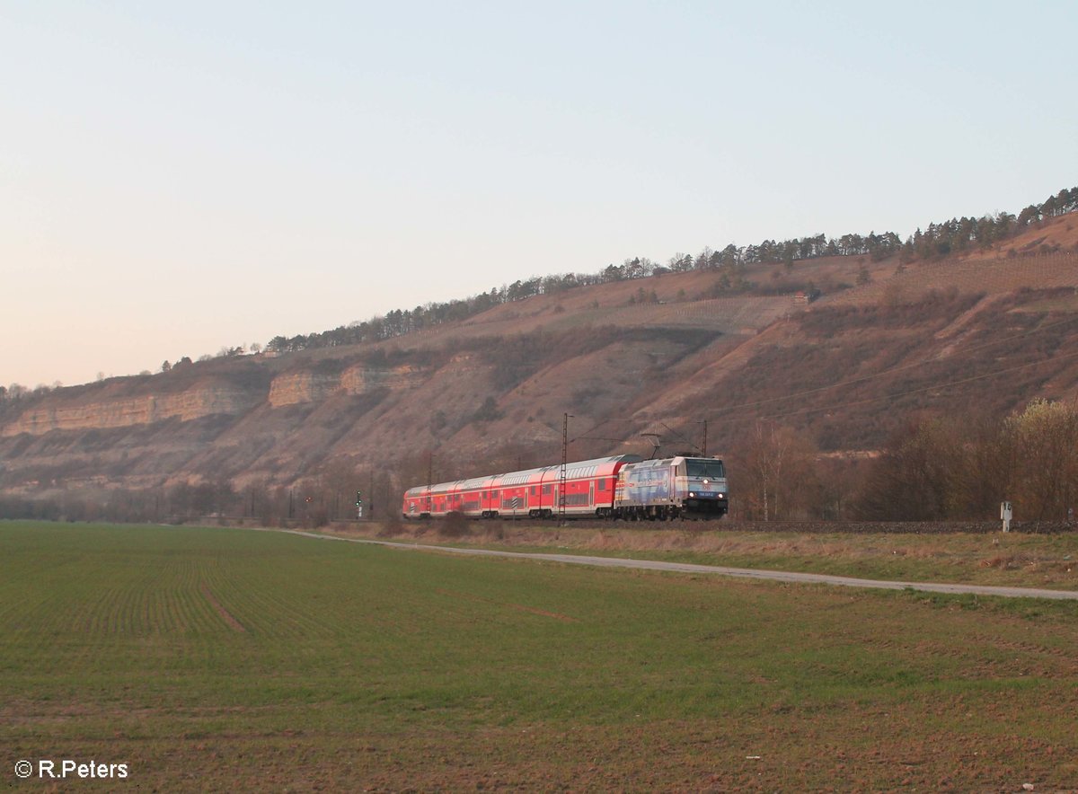 146 247-2 zieht den RE 54 4619 Frankfurt/Main - Bamberg bei Thüngersheim im aller letzten Büchsenlicht. 16.03.17