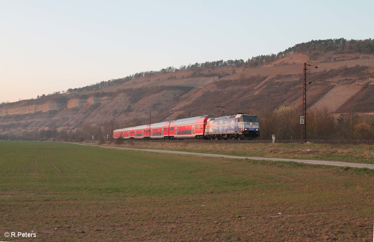 146 247-2 zieht den RE 54 4619 Frankfurt/Main - Bamberg bei Thüngersheim im aller letzten Büchsenlicht. 16.03.17