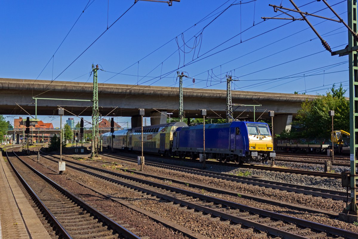 146 522 ist eine der wenigen Loks, die ursprnglich fr den - mittlerweile lange eingestellten - InterConnex-Verkehr beschafft wurden. Im Jahr 2020 machte sich die Lok bei metronom ntzlich und brachte am 05.08.2020 einen Regionalzug in Richtung Hamburg.