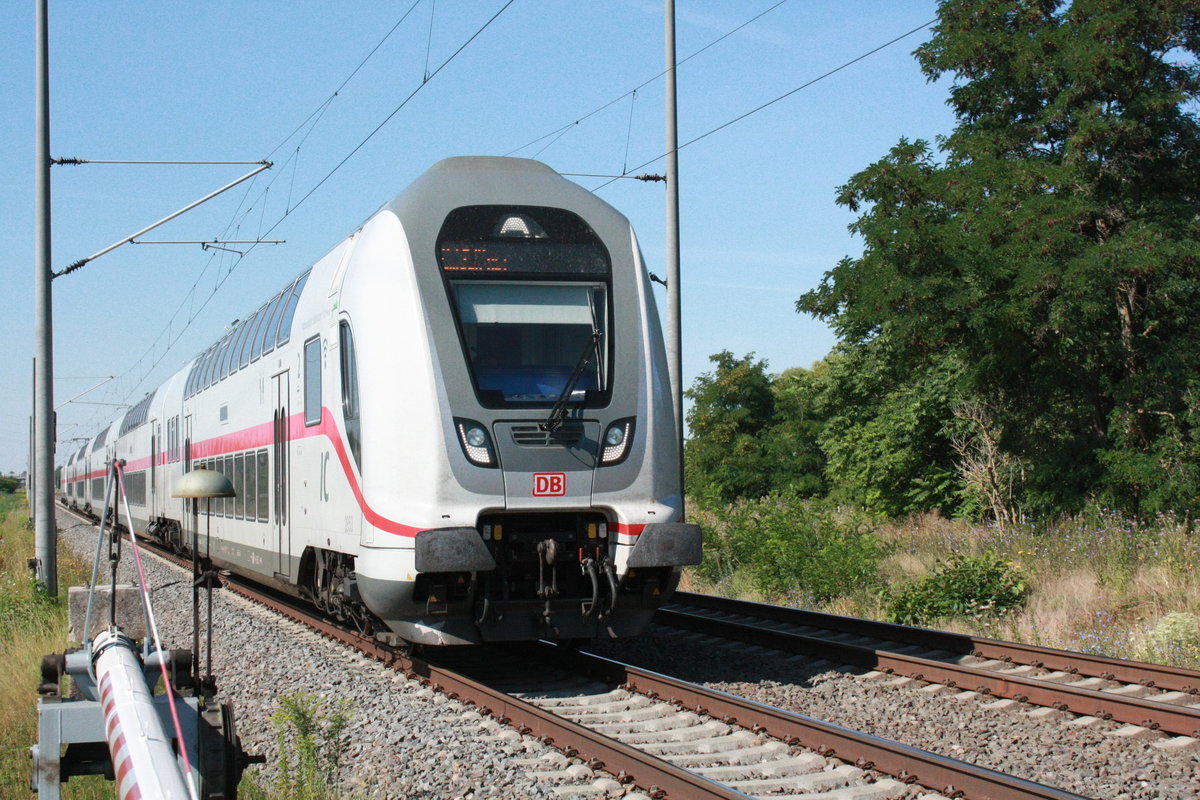 146 551 mit ihrer IC2 Garnitur zwischen Zberitz und Niemberg am 30.7.20