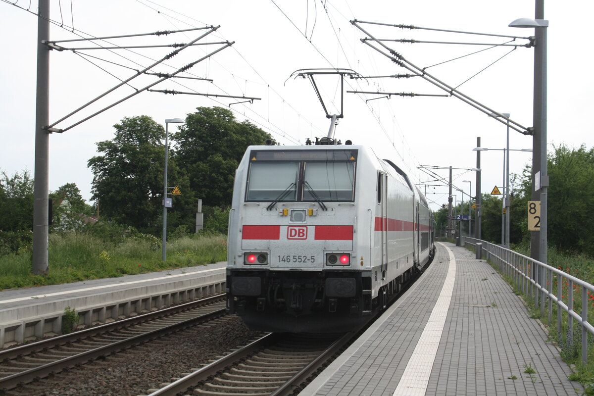 146 552 mit einem IC2 bei der Durchfahrt in Zberitz am 9.6.21