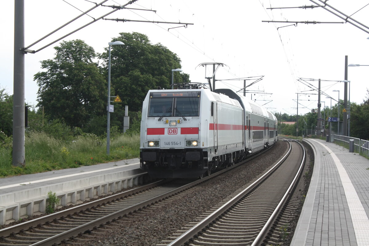 146 554 mit einem IC2 bei der Durchfahrt in Zberitz am 9.6.21